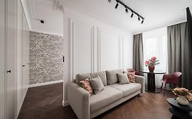 City Centre Deluxe Apartment By Bookinghost